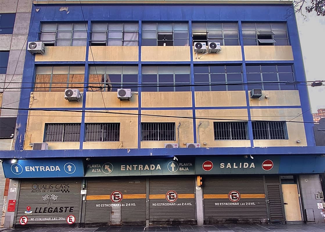 Front of the Qualis Cars Almagro location, at Francisco Acuña de Figueroa 536