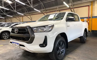 TOYOTA HILUX 4X2 DC SR 2.4 TDI 6 AT 2024